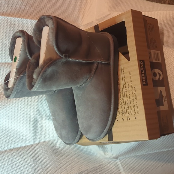 Kirkland shearling Scalloped Edge Boot , size 9, Women's - Picture 2 of 4